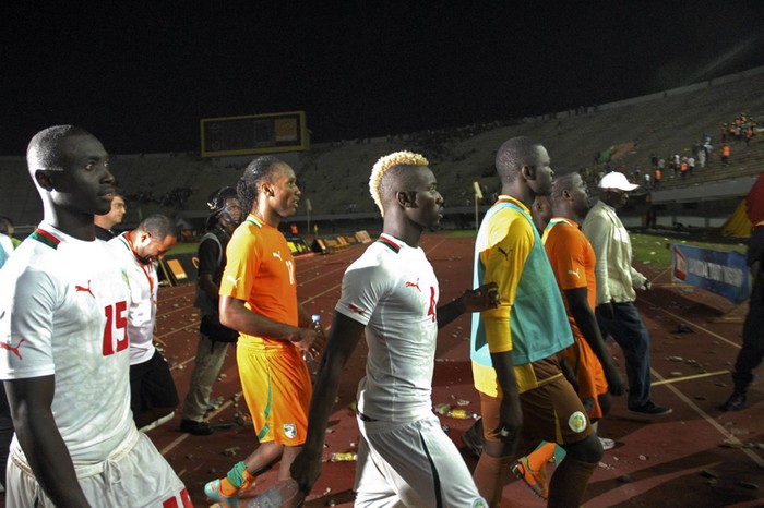 Được biết, vì không đồng tình với quyết định thổi phạt đền của trọng tài với đội nhà nên các cổ động viên Senegal đã nổi giận.
